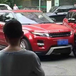 Bájos, amikor egy igazi Range Rover karambolozik kínai másolatával - fotó