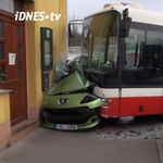 Csúnyán felkente a házfalra a Peugeot-t a prágai menetrend szerinti busz