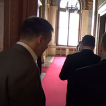 Gyorsan meglépett Orbán, amikor a birtokról akarták kérdezni – videó