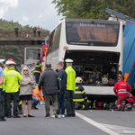 1 halottja és 13 súlyos sérültje van a szlovákiai buszbalesetnek