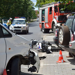 Mikrobusszal ütközött, majd parkoló autóknak csapódott egy motoros