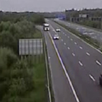 Átrepült az útelválasztó sövényen egy autó az M7-esnél – videó