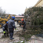 Országszerte balesetek, torlódások, útlezárások az erős szél nyomában