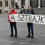 A pedagógussztrájk mellett demonstrált a Párbeszéd a Kossuth téren