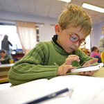Elfelejthetjük a tankönyveket, minden magyar gyerek tablettel mehet majd iskolába