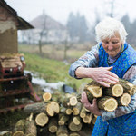 A rossz fával fűtő szegény falusiak miatt büszkélkedhet a kormány a klímavállalás sikerével