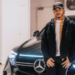 Egész büszkén feszít Lewis Hamilton egy kakukktojásnak tűnő autó mellett