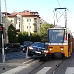 Elég egy BMW, hogy leálljon két villamosvonal – kép