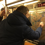 Az utasok takarították le az antiszemita feliratokat egy New York-i metrókocsiban