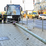 Centiken múlt a tragédia: videó is van a busz és taxi ütközéséről