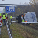 Így mentik az árokba borult kamiont - fotók