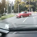 Látványosan akart kanyarodni egy BMW-s, kínos pillanatok lettek belőle – videó