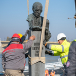 Visszakerült a helyére Bibó István szobra a rakparton