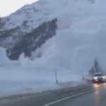 Egészen félelmetes, ahogy a hegyekből az útra zúdul a lavina – videó