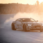 Csodás látvány a finnországi télben driftelő Aston Martin prototípus – videó