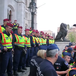 Így dulakodtak a parlament lépcsőjén - videó