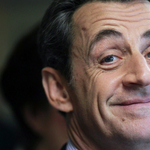 Sarkozy a médián szorít meg