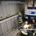 Videót közölt a Katasztrófavédelem a 4-es metró alá esett ember mentéséről