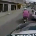 Nem volt szívbajos a motoros rendőr, simán leszorította az útról a bűnözőt – videó