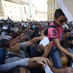 A rendőrök felé nyomulnak az afgán tüntetők a Keleti előtt