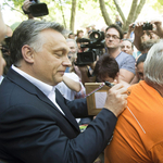 Orbán pólóra is ad autogramot - fotó