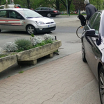 Nem, diplomata-BMW-vel sem szabad a bicikliúton parkolni - fotó