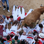 Pamplona: hónaljon döfött a bika egy amerikai férfit