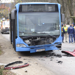 BKV-busz karambolozott Nagykovácsiban, csecsemő is súlyosan megsérült