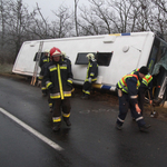 Fotó: felborult egy busz Fejér megyében