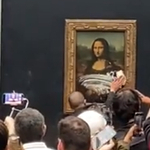 Egy nőnek öltözött férfi tortát vágott a Mona Lisához a Louvre-ban