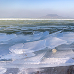 Elkezdett a nyílt vízen is befagyni a Balaton