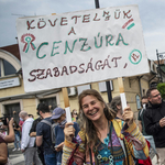 A jogászok még izzadnak, hogyan büntethetik a szabad sajtót, a megfélemlítés viszont már hat