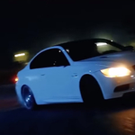 Drift és 300-as tempó városban – videón a veszélyesen őrültködő BMW M3