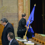 Nem illik a parlament arculatába az EU-s zászló?