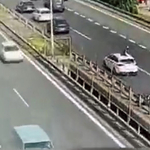 A kocsitetőn ülő motorossal ment tovább egy autós, miután az hátulról nekihajtott – videó 