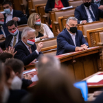Orbánék átnyomták a rendkívüli jogrendet, majd azonnal előálltak egy alkotmánymódosítással