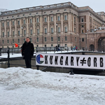 "Magyarország ≠ Orbán" feliratú molinóval tüntetnek Stockholmban 