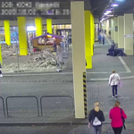 Rendőrtől próbált pisztolyt lopni egy férfi Budapesten – videó