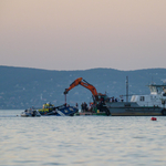 Fotókon ahogy kiemelik a Balatonból a rendőrségi helikoptert