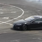 Van valami ijesztő abban, ahogy egy Tesla driftel – videó