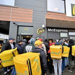 Videó: Futárok tömegei álltak sorban az újranyitó McDonald's előtt Kijevben