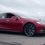 Így alázott porrá egy versenyautót a Tesla Model S – videó