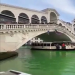 Olasz környezetvédők zöldre festették a velencei Canal Grande vizét – videó