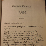 Fotó: Dedikált 1984-et adtak Pintérnek a tüntetők