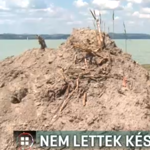 Itt a főszezon, de a fonyódi strand továbbra is fel van túrva