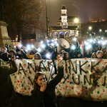 A Március 15. térről a Clark Ádám térre vonulva tüntettek a diákok