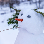 Dermesztő tréfa Ausztriában: hóembert gázolt a vonat