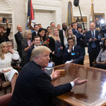 Kanye West mostantól koncertjein is viselni fogja Trump kampánysapkáját