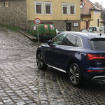 A nap fotója: Szentendrén az út kellős közepére sikerült leparkolni egy Audi Q5-tel