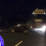 Elaludt a kamionsofőr, 70 km/h-val rohant bele az előtte álló autókba – videó